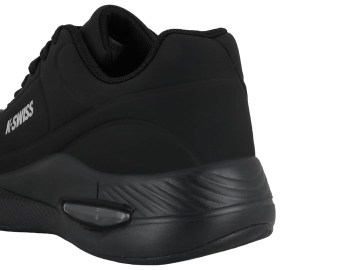 Tenis K-Swiss Lavent V en color negro monocromático con suela amortiguada y acabado mate.