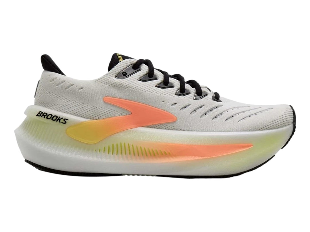 Tenis Brooks Glycerin Max 2 color blanco con detalles en amarillo y naranja y suela blanca gruesa