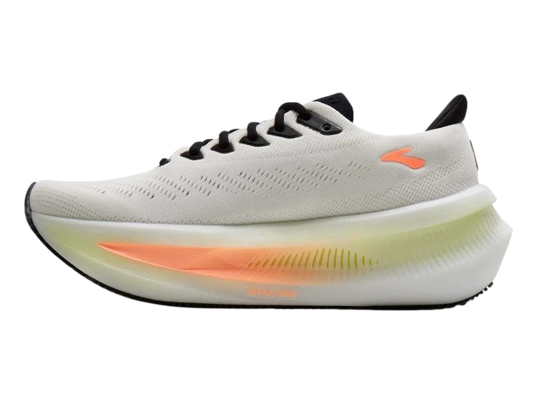 Tenis Brooks Glycerin Max 2 color blanco con detalles en amarillo y naranja y suela blanca gruesa