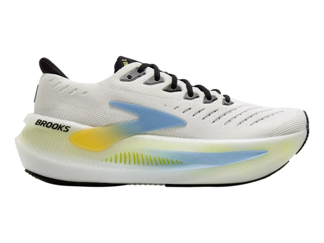 Tenis Brooks Glycerin Max 2 en color blanco con detalles degradados en azul y amarillo y agujetas negras.
