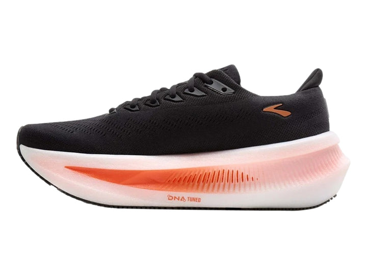 Tenis Brooks Glycerin Max 2 en color negro con detalles en naranja y suela blanca gruesa.