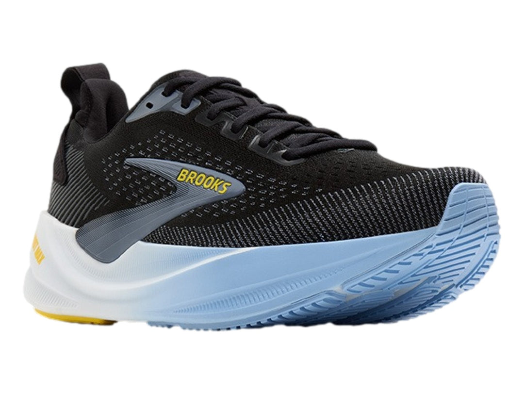 Tenis Brooks Ghost Max 4 en color negro con suela blanca y detalles en azul claro y amarillo.