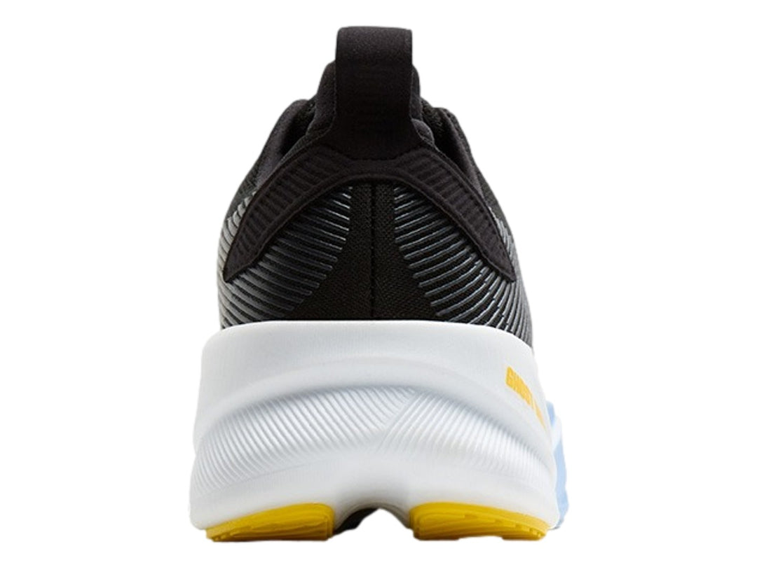 Tenis Brooks Ghost Max 4 en color negro con suela blanca y detalles en azul claro y amarillo.