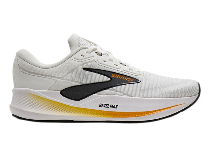 Tenis Brooks Revel Max en color blanco con detalles en naranja y negro, vista lateral sobre fondo blanco.