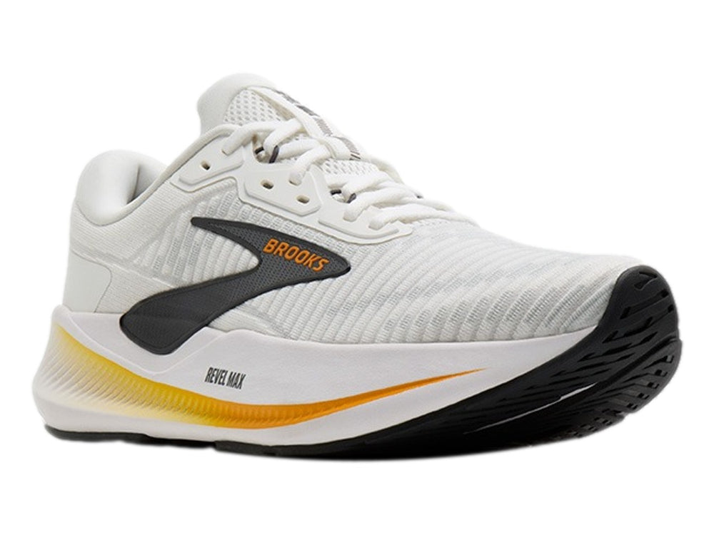 Tenis Brooks Revel Max en color blanco con detalles en naranja y negro, vista lateral sobre fondo blanco.