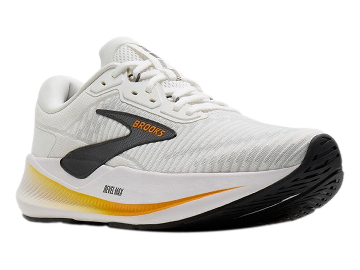 Tenis Brooks Revel Max en color blanco con detalles en naranja y negro, vista lateral sobre fondo blanco.