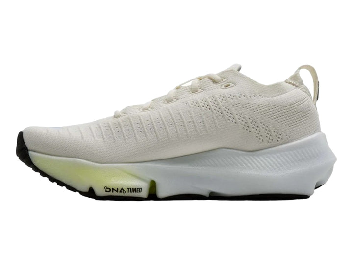 Tenis Brooks Glycerin Flex color blanco con detalles en amarillo y azul, vista lateral sobre fondo blanco.