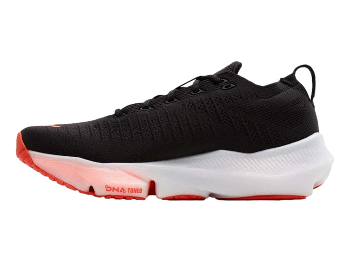 Tenis Brooks Glycerin Flex en color negro con detalles en naranja y blanco, vista lateral.