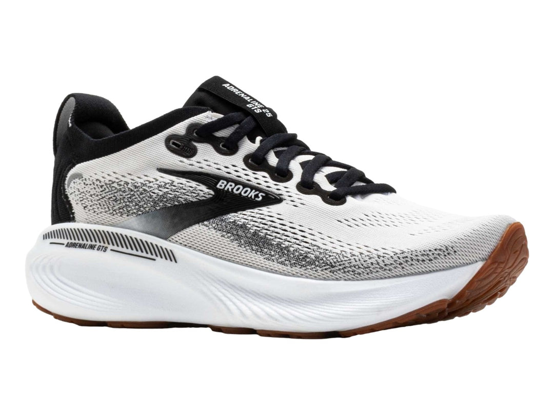 Tenis Brooks Adrenaline GTS 25 en color blanco con detalles en negro y suela blanca y café.