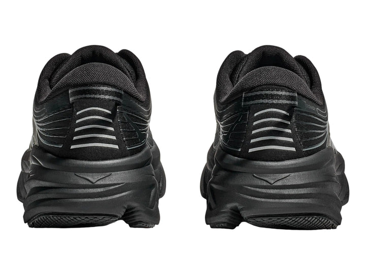 Tenis Hoka Bondi 7 en color negro total, con suela gruesa y malla transpirable.