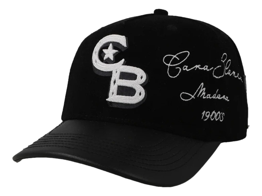 Gorra snapback color negro con bordados blancos de las letras CB y texto lateral