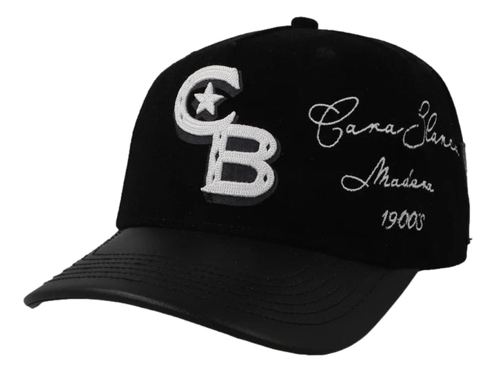 Gorra snapback color negro con bordados blancos de las letras CB y texto lateral