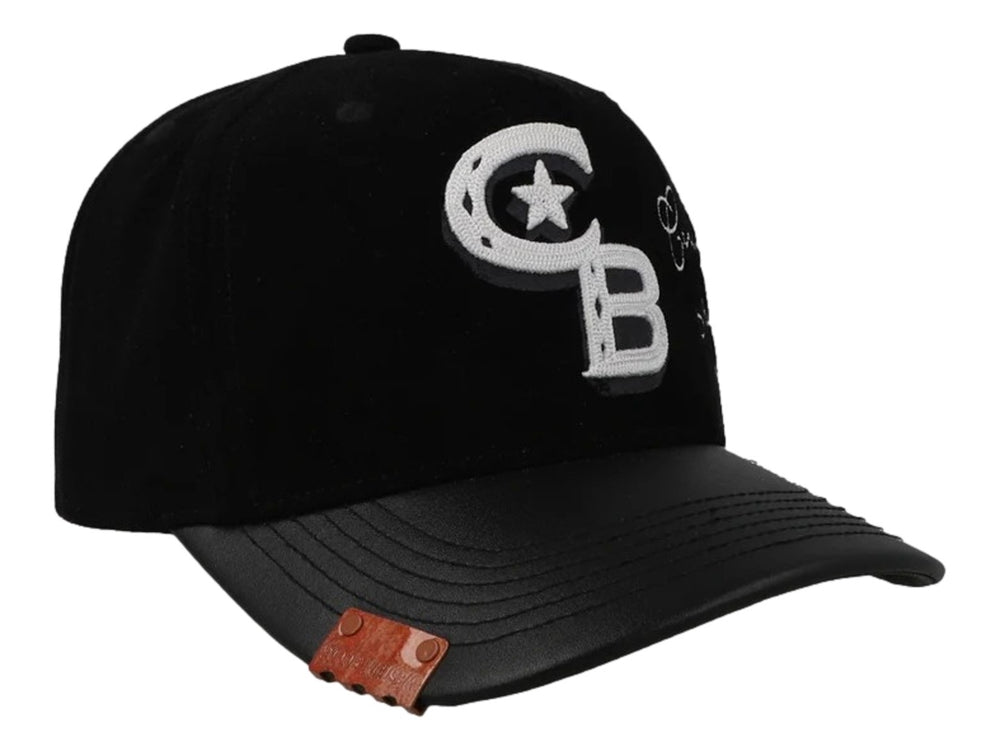 Gorra snapback color negro con bordados blancos de las letras CB y texto lateral