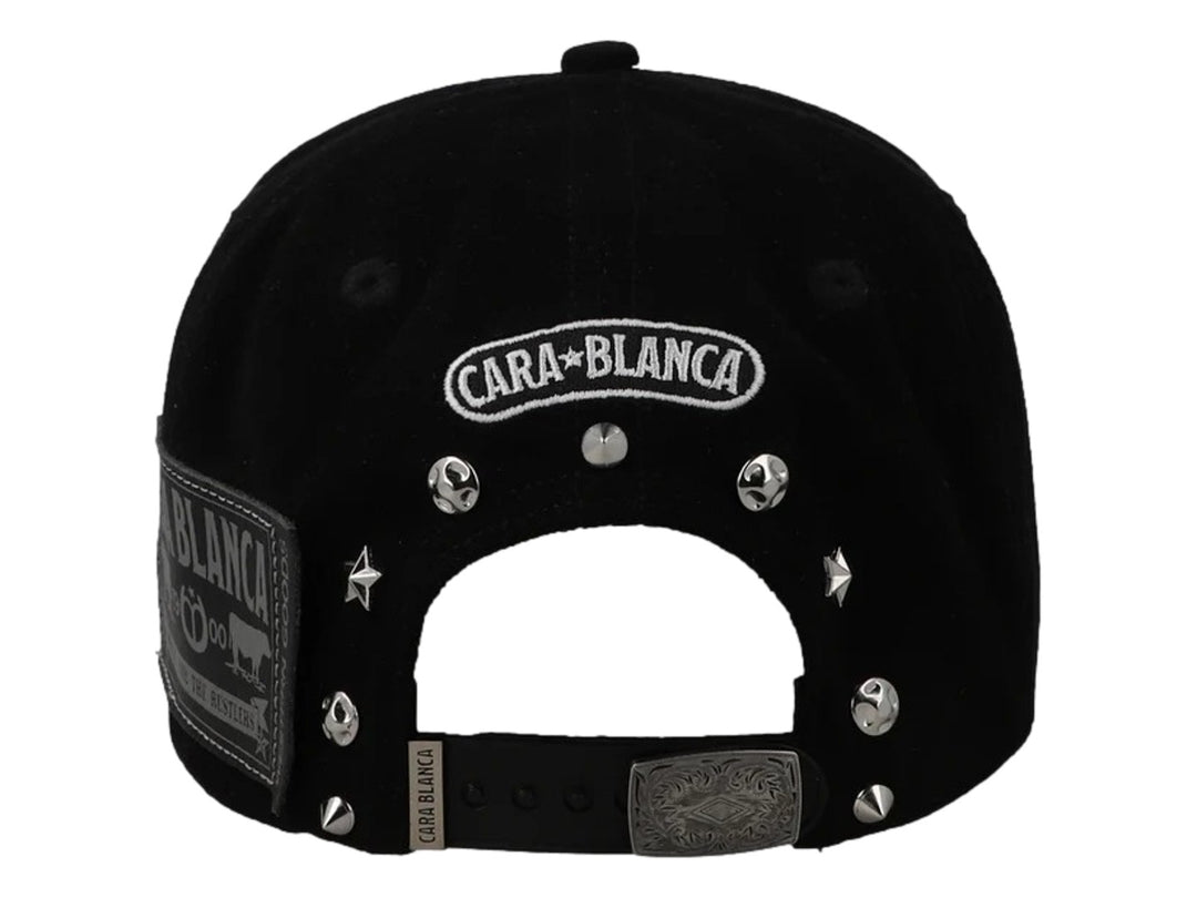 Gorra snapback color negro con bordados blancos de las letras CB y texto lateral