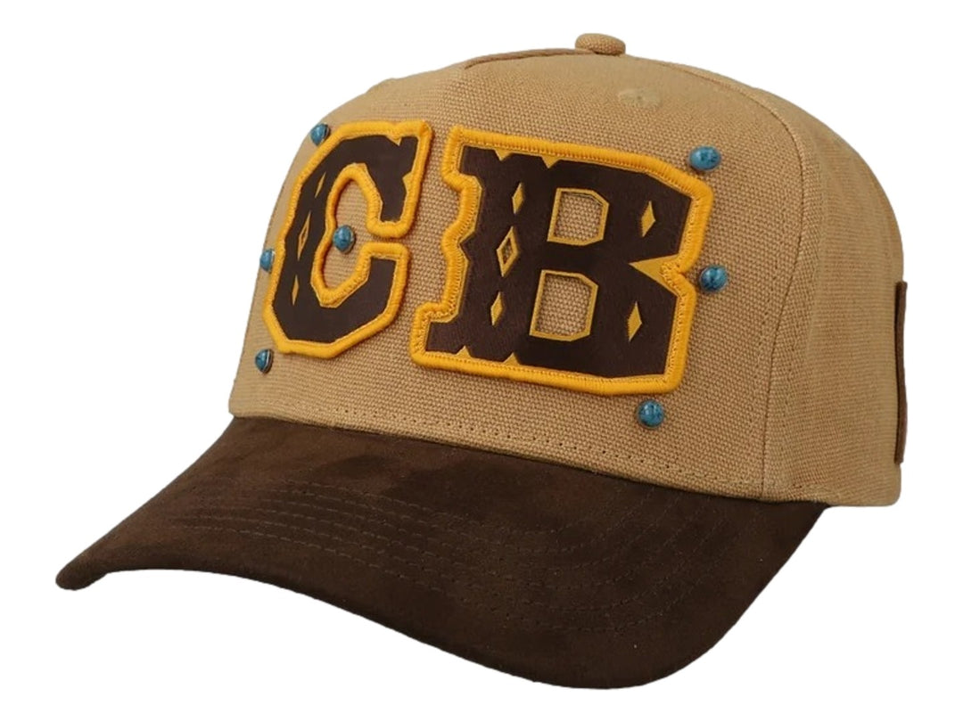 Gorra Cara Blanca en color bronce con visera café oscuro y letras CB bordadas en el frente.