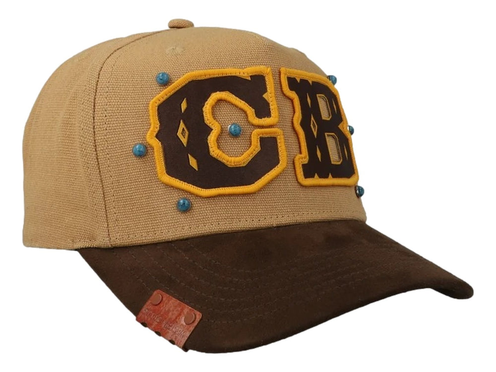Gorra Cara Blanca en color bronce con visera café oscuro y letras CB bordadas en el frente.